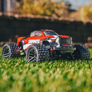 ARRMA RC 1/18 GRANITE GROM MEGA 380 harjallinen 4X4 Monster Truck RTR akulla ja laturilla