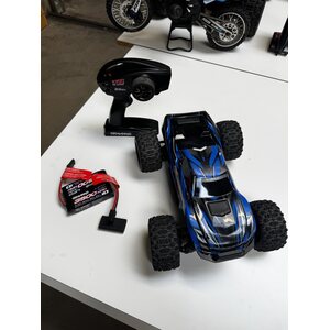 Traxxas Mini Maxx kahdella akulla, käytetty