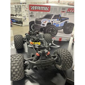 ARRMA RC 1/10 GRANITE MEGA 665 4X4 RTR mukana akku ja laturi (käytetty, oranssi)