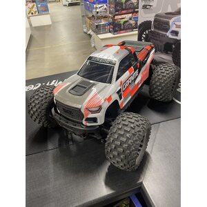 ARRMA RC 1/10 GRANITE MEGA 665 4X4 RTR mukana akku ja laturi (käytetty, oranssi)