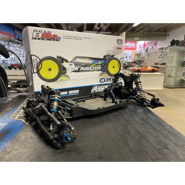 Team Associated B6.4D - uusi kasattu