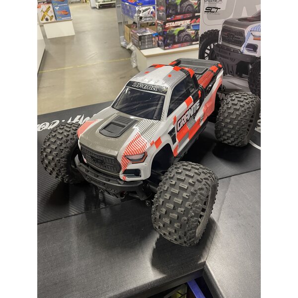 ARRMA RC 1/10 GRANITE MEGA 665 4X4 RTR mukana akku ja laturi (käytetty, oranssi)
